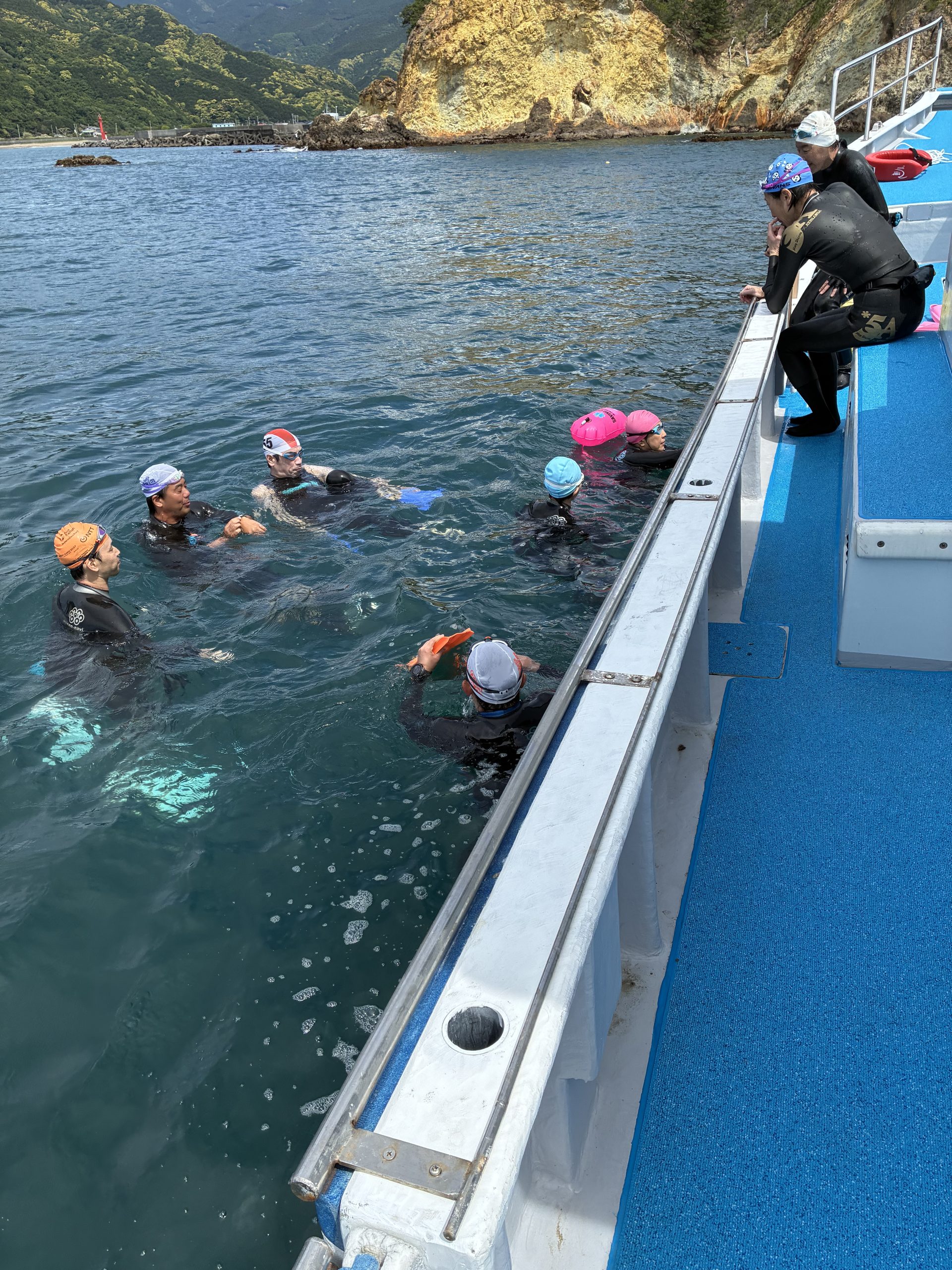 穏やかな湾で泳ぐスイマー